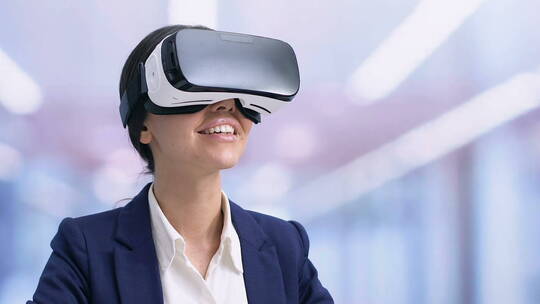 女商人微笑着使用VR眼镜视频素材模板下载