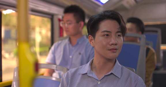 男子乘坐公交车脸部表情