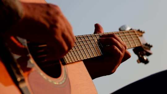 夕阳下弹吉他的男子浪漫情歌
