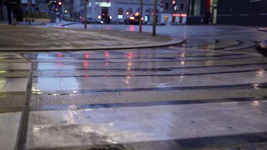  傍晚雨后人行横道、斑马线