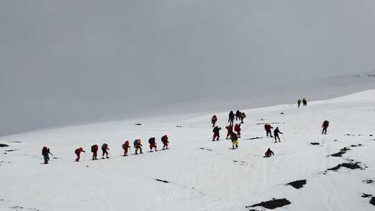 攀登冰川之父慕士塔格峰雪山的登山队队员