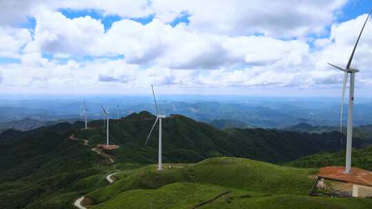 山区风力发电机组全景