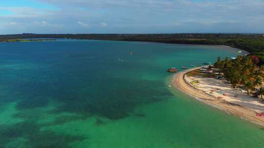 鸟瞰多巴哥最受欢迎的海滩，鸽子角