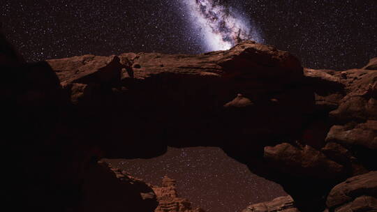 峡谷上空的银河系