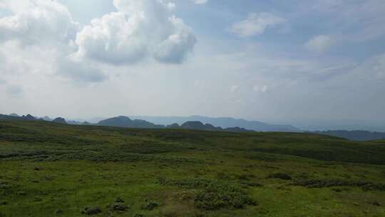 贵州山川阿西里西草原白云蓝天 