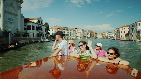 游客乘船拍摄威尼斯风景