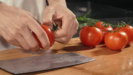 4k实拍切菜切西红柿