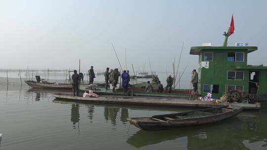 湖区渔民在围网拆除后捕鱼