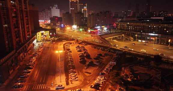 夜晚俯瞰城市道路与停车场全景