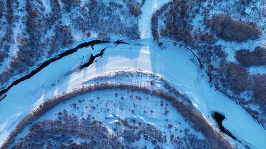 冰雪覆盖的内蒙古扎敦河湿地河湾