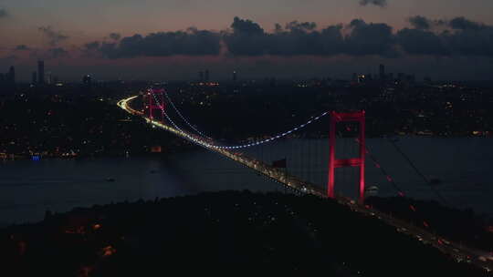 土耳其伊斯坦布尔博斯普鲁斯海峡大桥红光照明的广角拍摄，航拍