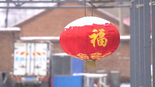 雪花飘落挂红灯笼摇摆节日气氛慢速