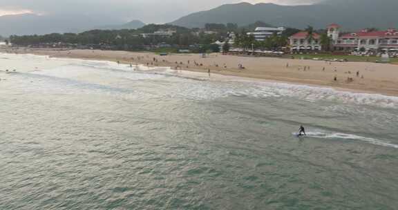 航拍万宁日月湾海滩风景游客玩耍冲浪