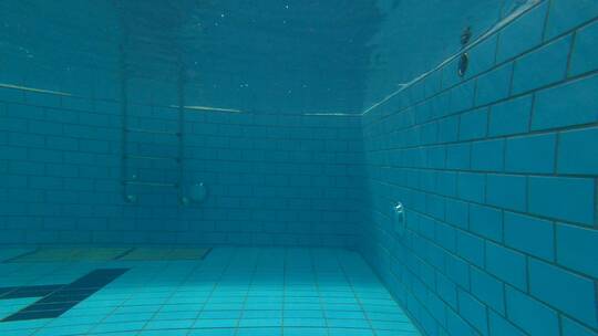 水下脚蹬墙游泳的人