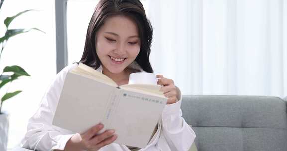 年轻女性在家看书阅读