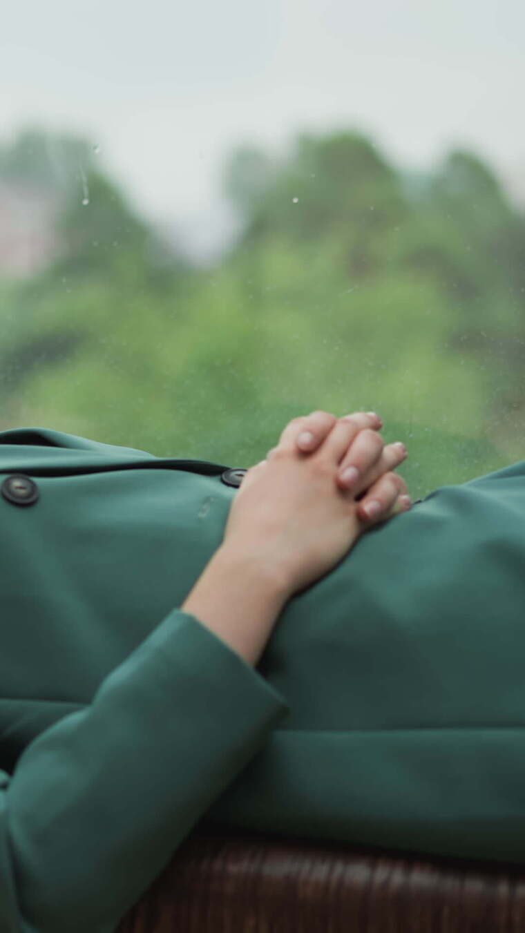 疲劳的专业人员在窗台上躺着