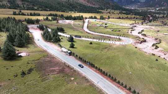 航拍汽车行驶在秋天的川西甘孜山区道路上