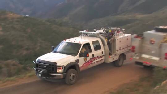 消防车前往森林救火视频素材模板下载