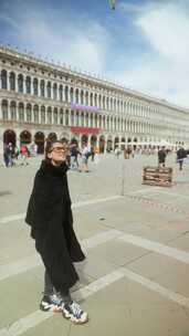 游客在圣马可广场威尼斯著名的宏伟建筑和遗