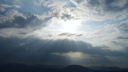 天空阳光穿透云层光影太阳光线变化云朵延时