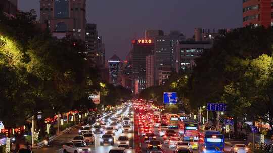 城市街道夜晚车流景象