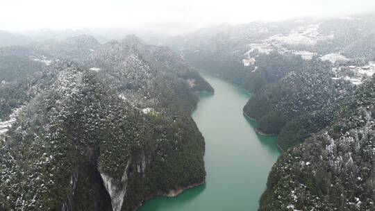 航拍大山 水库 风景