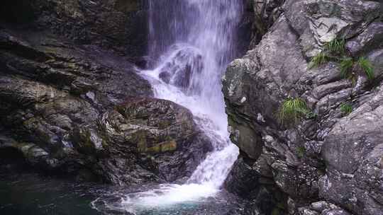 流水大自然小溪水瀑布山涧水源泉水山水视频素材模板下载