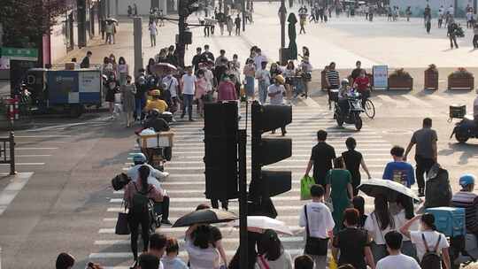 城市下午行人过马路视频素材模板下载