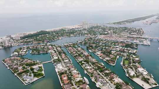 航拍佛罗里达州迈阿密市中心大海海滨城市