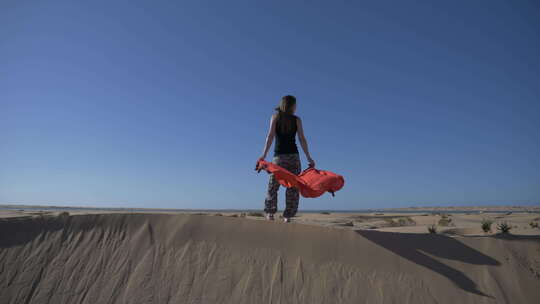 站在摩洛哥多风的沙丘上。