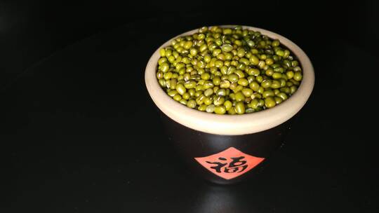 4K食品绿豆豆子食品旋转展示