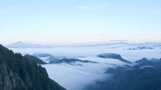 高山云海风景壮观的远景视角