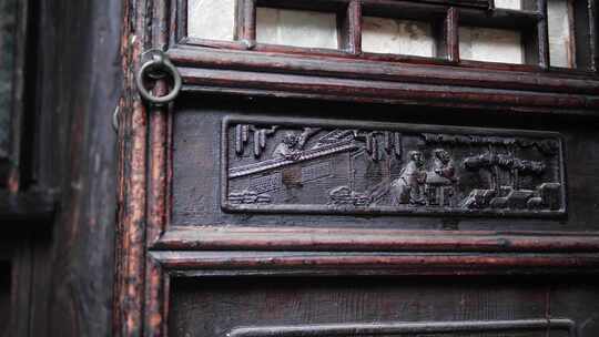 古建筑门上木雕