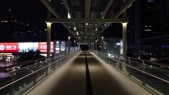 城市夜景天桥走廊