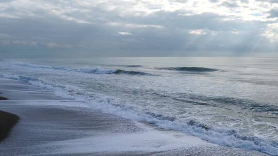 海浪拍打着岸边
