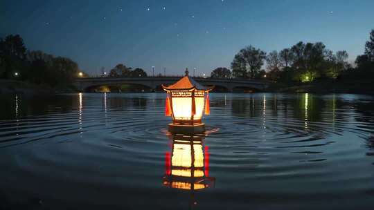 湖面漂浮灯笼夜景