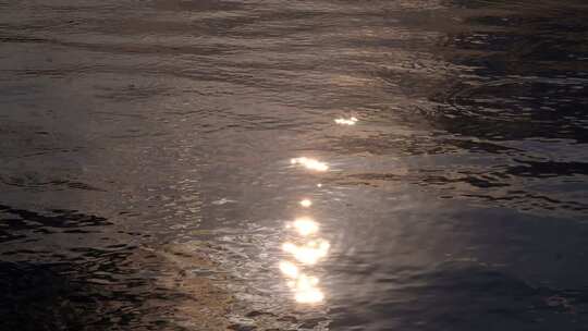 夕阳照射在湖水波光粼粼空镜