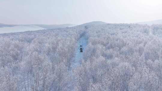 4K呼伦贝尔雪原雾凇车队行驶航拍4