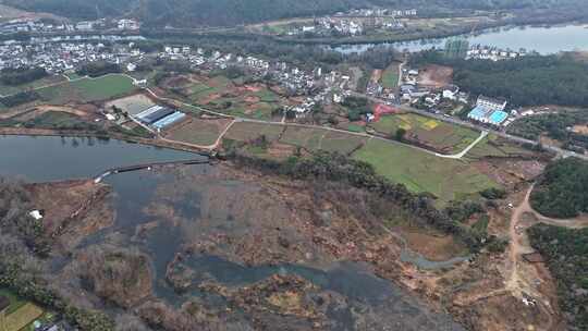 河流田野村庄交织的风光景色