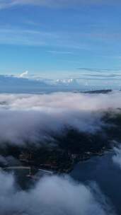 竖屏航拍广东汕头南澳岛海上岛屿清晨云海