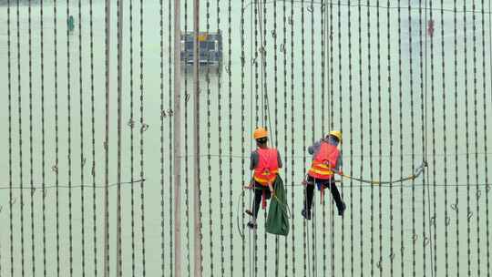 航拍广州猎德大桥桥梁检测桥梁维护高空作业