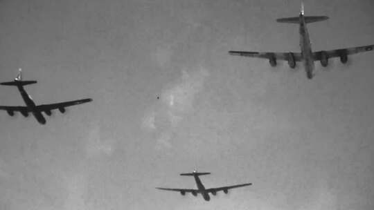 抗美援朝 美国B29轰炸机炸毁志愿军运输线