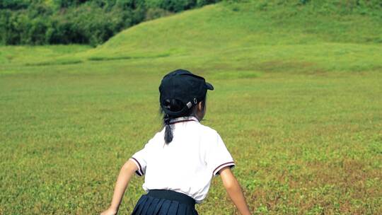 4K小女孩草坪上快乐奔跑开心玩耍奔跑背影