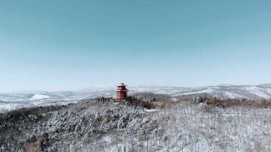 雪后山林中矗立着一座古风建筑