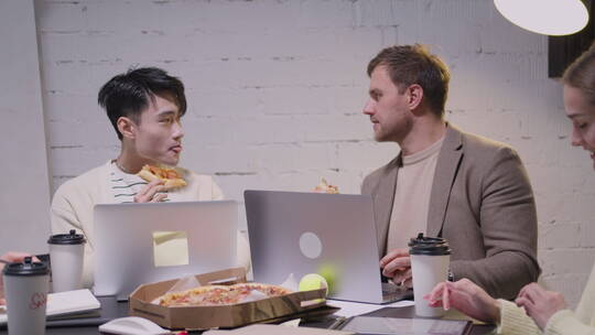 同事们在加班时吃披萨视频素材模板下载