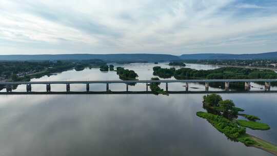 宾夕法尼亚州哈里斯堡的哈维·泰勒大桥和萨斯奎哈纳河岛屿景观