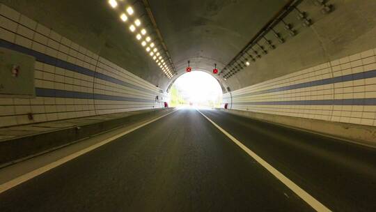 汽车行驶在高速公路隧道中