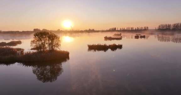 航拍南湖湿地公园晨雾