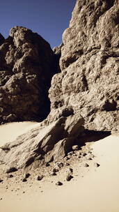 沙漠中的巨岩形成