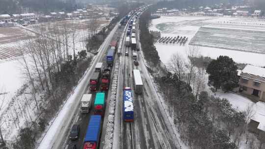 过年返乡大雪封路高速堵车实拍